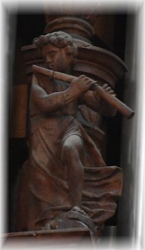 L'orgue de tribune : un ange jouant de la flûte traversière