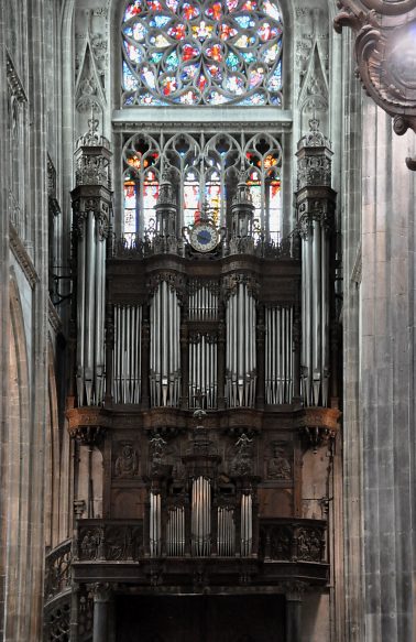 L'orgue de tribune et son magnifique buffet