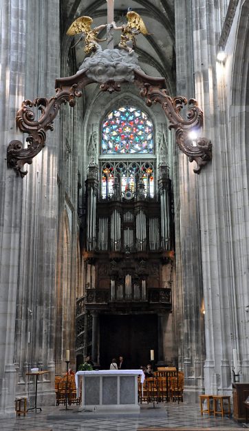 La nef et l'orgue de tribune vus depuis le déambulatoire