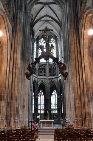 Vue d'ensemble de la nef avec son porte-croix