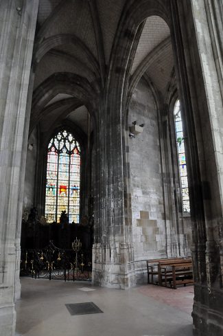 Le déambulatoire avec vue sur la chapelle Notre-Dame-de-Pitié