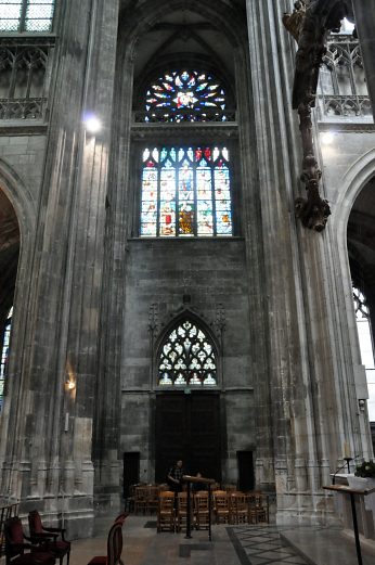Le croisillon nord du transept et le vitrail de l'Arbre de Jessé