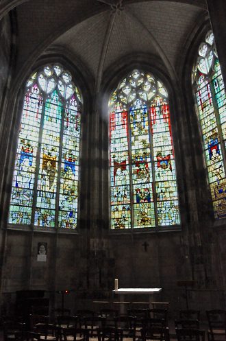 La chapelle de la Vierge et les vitraux des baies 2, 4 et 6