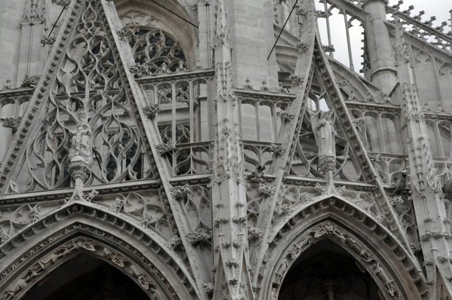 Deux gables sur la façade avec leurs statues