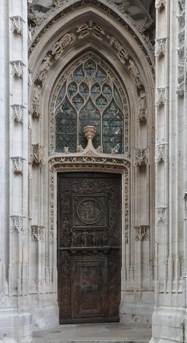 Vue d'ensemble de la porte des Fonts