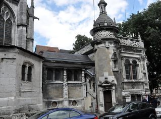 À droite, la sacristie Renaissance de Lucien Lefort (vers 1910)