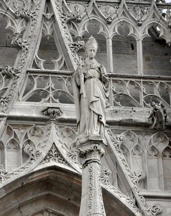 Statue de saint Maclou au-dessus du gable du portail central
