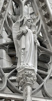 Un ange devant le gable d'un portail