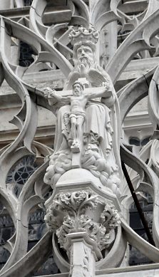 Le Père célestre présente son fils crucifié devant  le gable du portail central