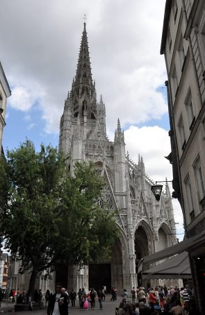 Vue d'ensemble de l'église depuis la place Barthélemy