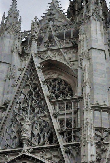 Le gable du portail central, la claire-voie et la rose de la façade occidentale