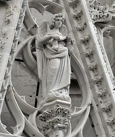 Un ange au centre d'un gable de la façade