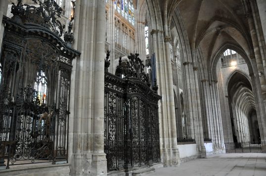 Le déambulatoire nord avec ses deux grilles en fer forgé