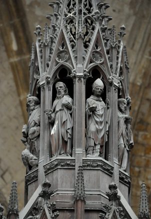 La chaire à prêcher : les sculptures au sommet de l'abat-son 