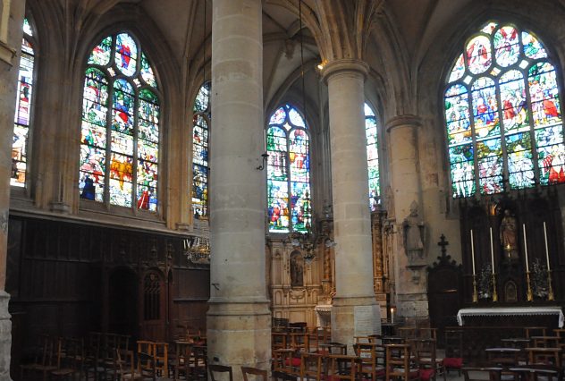 Côté nord de l'église Saint-Patrice : l'autel  de la Vierge (caché par un pilier) et l'autel Saint-Fiacre.