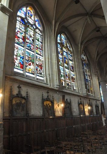 Le bas–côté nord et sa série de vitraux du XVIe siècle.
