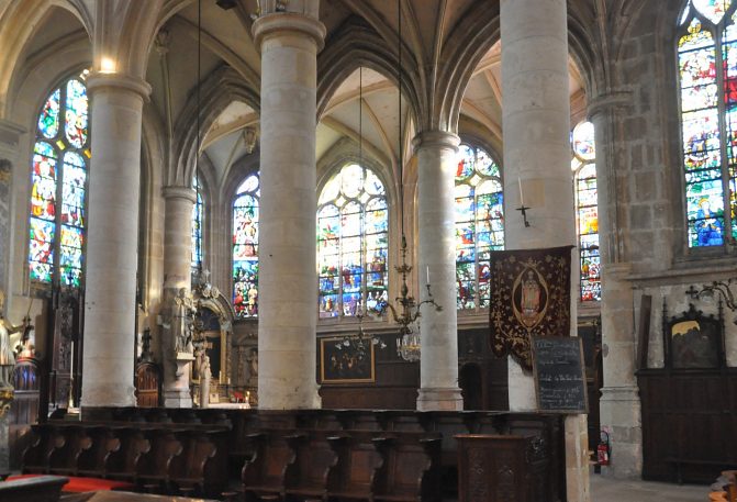 Partie sud de l'église Saint–Patrice avec son absidiole baignée par le soleil.