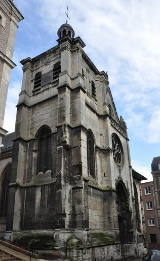 La façade de l'église est entourée de bâtiments.