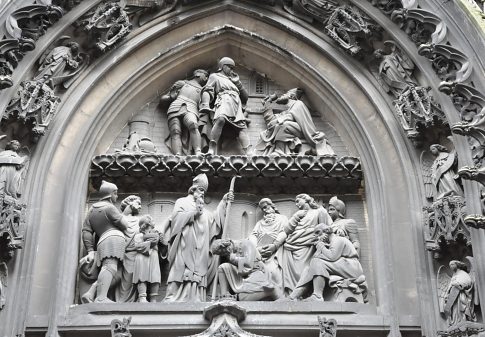 Le bas–relief du tympan au–dessus du portail illustre deux épisodes de la vie de saint Patrice.