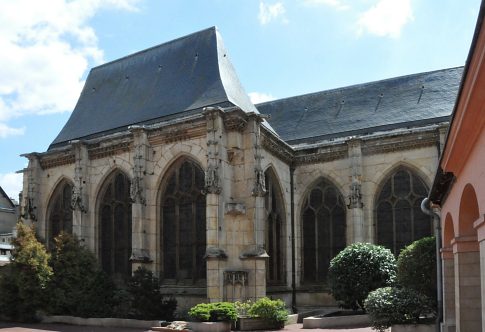 Le côté nord de l'église donne sur le patio d'une résidence immobilière.