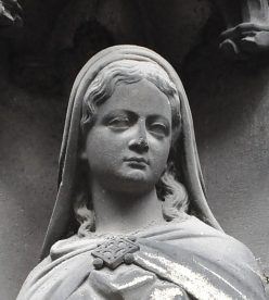 Statue d'une sainte sur le portail