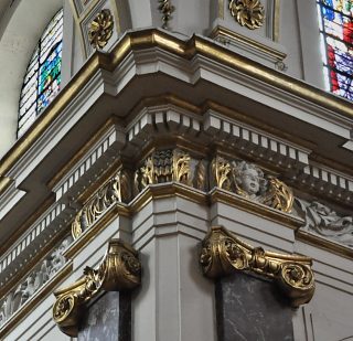 Frise et entablement de style classique à la croisée du transept
