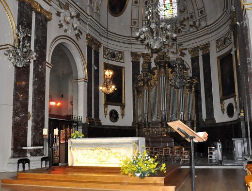 Le chœur de Saint-Romain est illuminé par un maître-autel  datant de 1968.