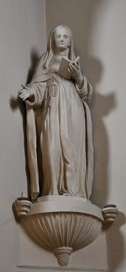 Statue d'une sainte lisant