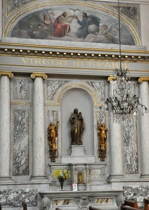 L'autel de la Vierge en marbre de Carrare dans le transept droit