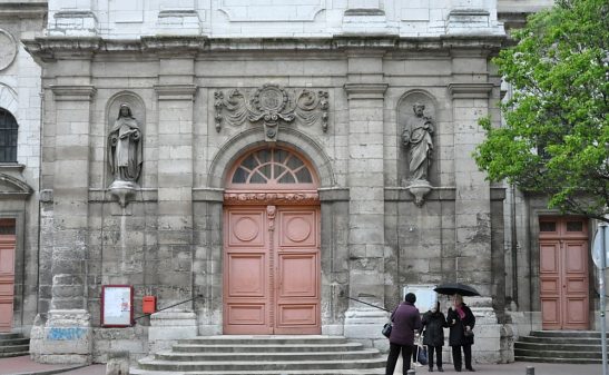 Le premier niveau de la façade comprend un grand portail entouré de pilastres à chapiteau dorique