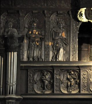 Panneaux sculptés Renaissance sur le buffet d'orgue