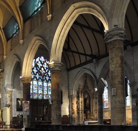 À l'arrière-plan, le chevet sur le côté  sud : autel de la Vierge et chapelle du Sacré-Cœur