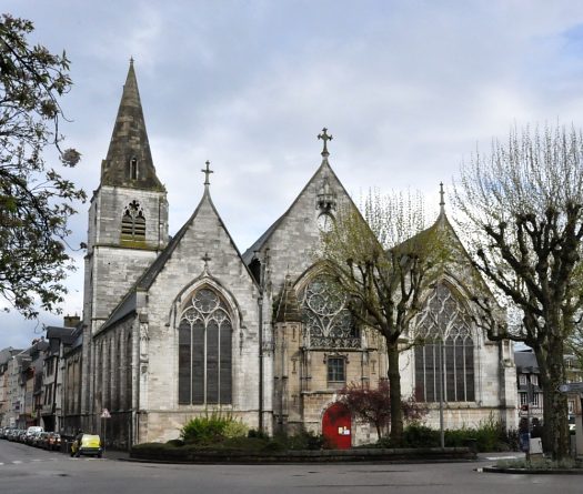 Vue d'ensemble de l'église Saint–Vivien : la façade ouest