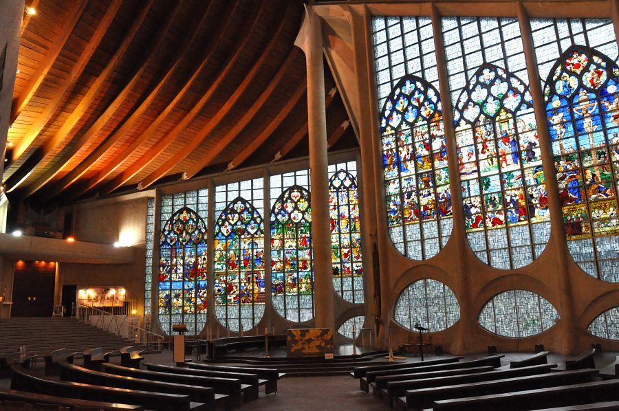 Vue d'ensemble de la nef de l'église Sainte-Jeanne d'Arc