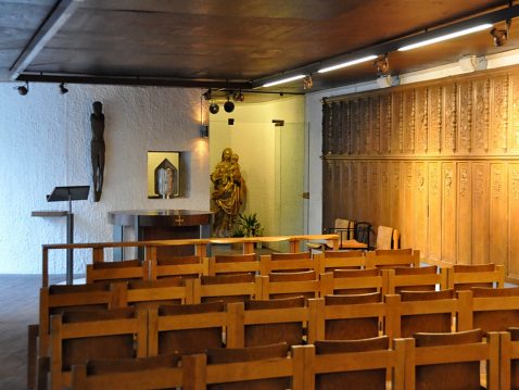 La chapelle du Saint-Sacrement et ses boiseries Renaissance sur la droite