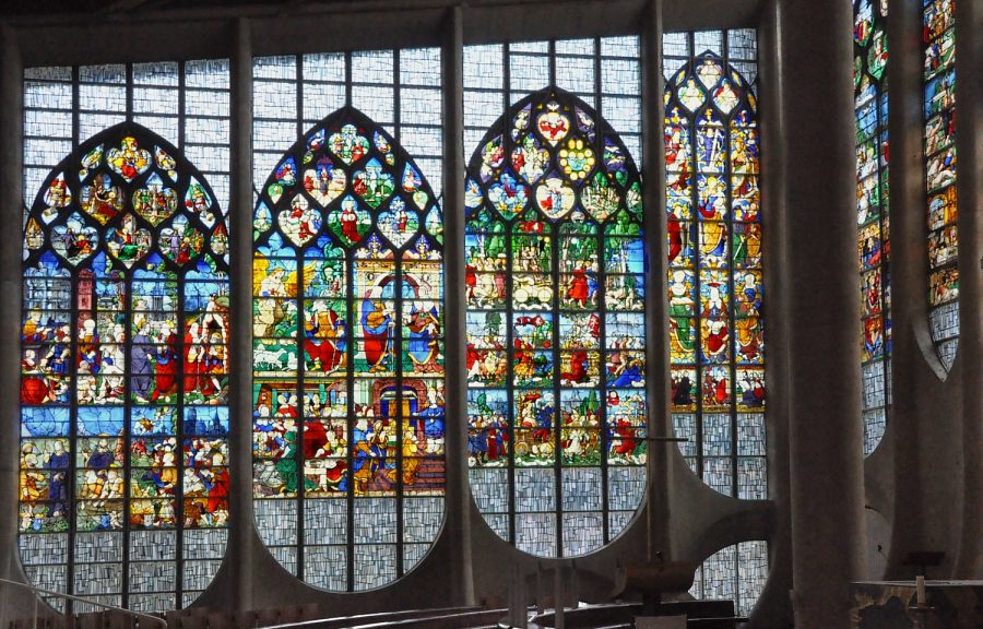 La partie gauche de la verrière (ci–dessus) abrite les trois vitraux de l'atelier des Leprince à Beauvais