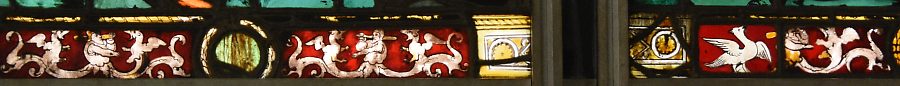 Gros plan sur la frise du soubassement du vitrail de saint Vincent