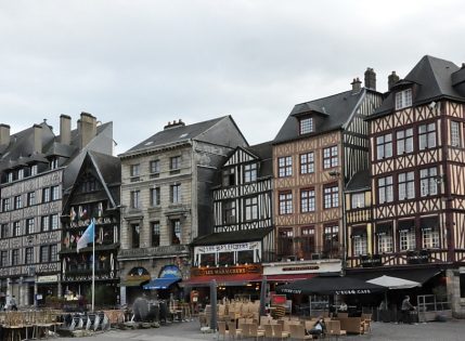 Façades de maisons à pans de bois sur la place du Vieux–Marché