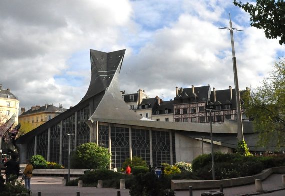 L'extérieur de l'église prend la forme d'une flamme