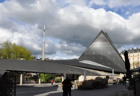 Vue d'ensemble de l'église, côté ouest