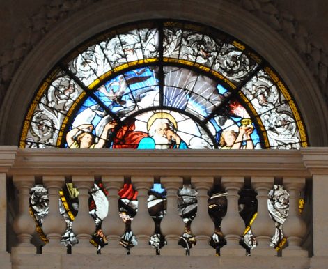 Le balcon du chœur et le seul vitrail de l'église