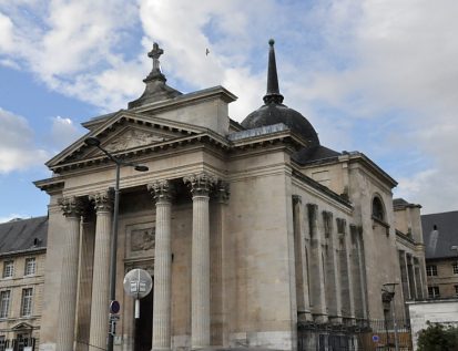 L'église s'inscrit dans un rectangle avec des transepts non saillants.