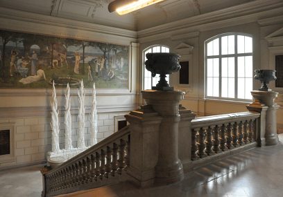 Le grand escalier du musée et la fresque «Inter artes et naturam».