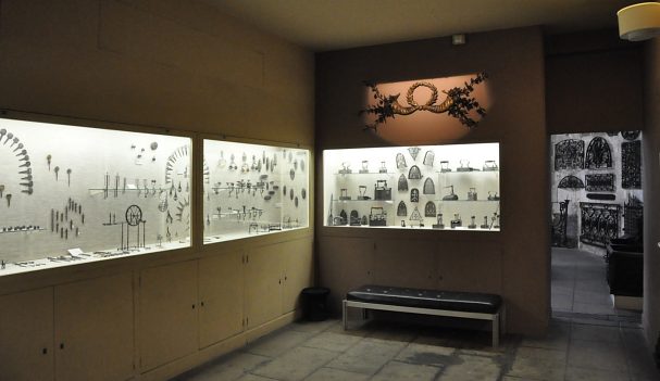 Les deux bas–côtés sont aménagés avec des vitrines d'exposition pour petits objets en fer.