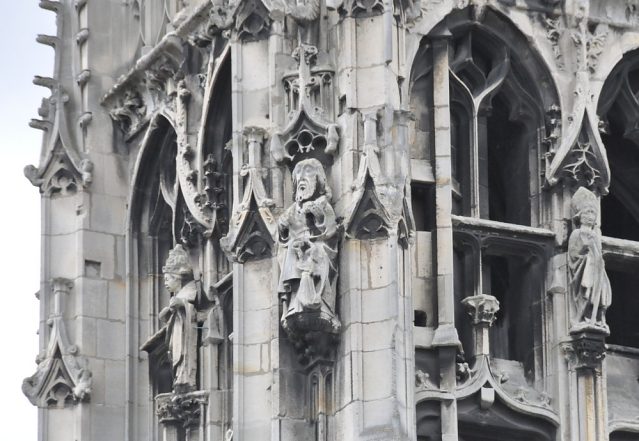 Détail des sculptures flamboyantes de la tour de Saint–Laurent (fin du XVe siècle)