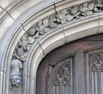 L'église Saint-Laurent possède, au nord et au sud, deux  portails assez simples.