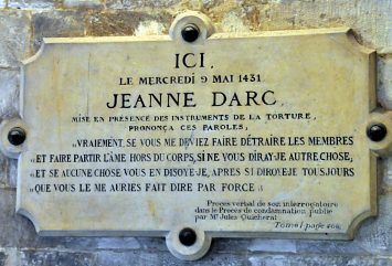 Plaque commémorative de la réponse de Jeanne d'Arc à la vue des instruments de torture