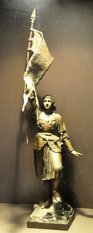 Jeanne d'Arc brandissant son étendard