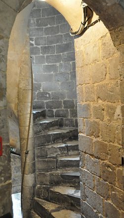 L'escalier à vis de la tour date du XIIIe siècle