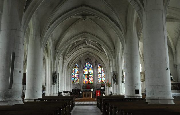 Vue d'ensemble de la nef depuis le vestibule